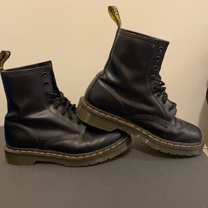 DR MARTENS WOMEN'S SMOOTH LEATHER LACE UP BOOTS